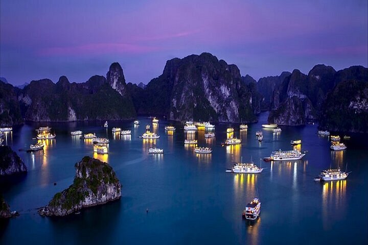 Overnight cruises in Halong Bay 